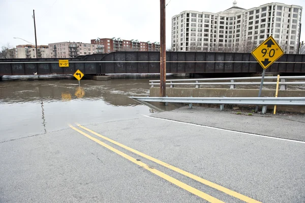 Carreggiata allagata nella zona di Chicago . — Foto Stock