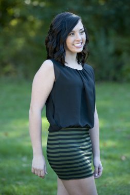 mutlu genç kız açık havada