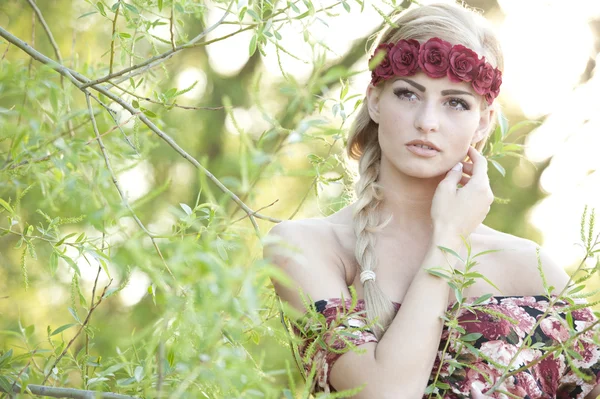 Loira vestindo uma coroa de flores — Fotografia de Stock