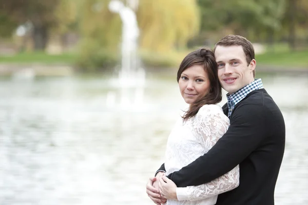 Feliz pareja joven — Foto de Stock