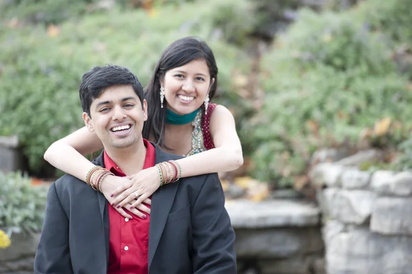 Młoda szczęśliwa para indyjskich — Zdjęcie stockowe