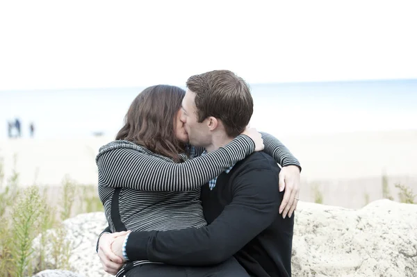 Jeune couple embrasser — Photo