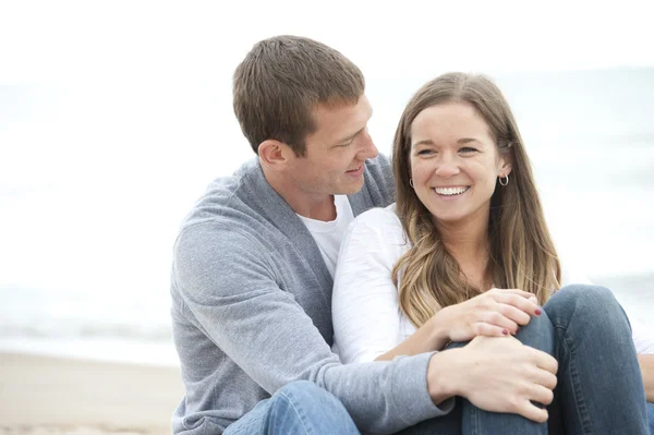 Pareja feliz joven — Foto de Stock