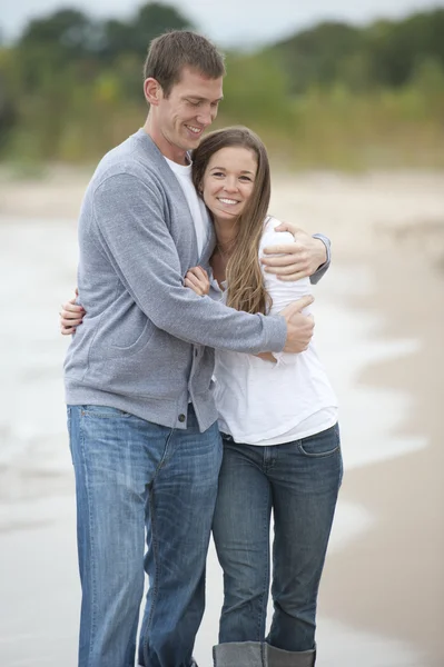 Pareja feliz joven — Foto de Stock