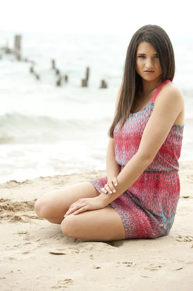 Brunett tjej på stranden — Stockfoto