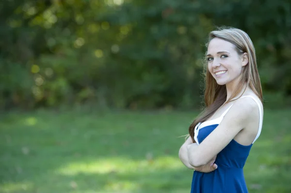 Feliz chica joven al aire libre — Foto de Stock