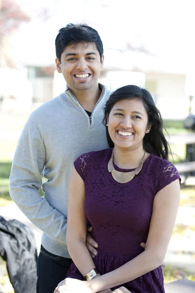 Jeune couple indien heureux — Photo