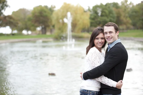 Feliz pareja joven — Foto de Stock