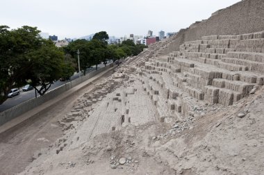 Piramidi Huaca Pucllana