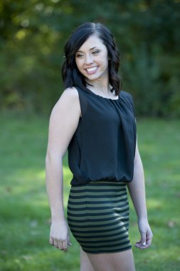 mutlu genç kız açık havada