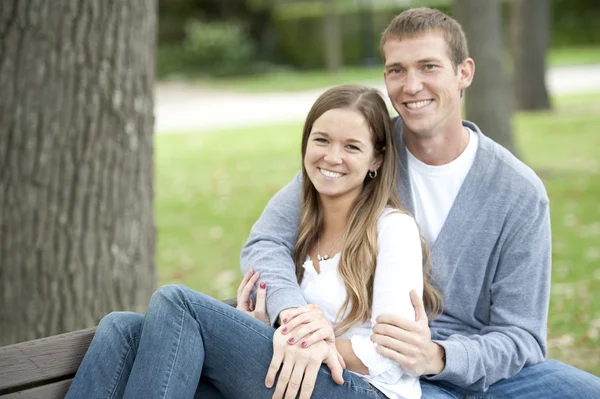 Fiatal, boldog pár — Stock Fotó