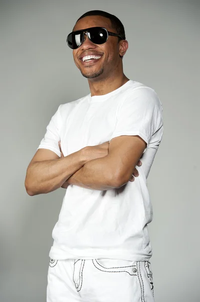 Trendi boldog fekete férfi viselt fehér — Stock Fotó