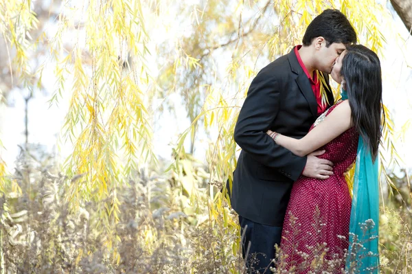 Jovem casal indiano beijando — Fotografia de Stock