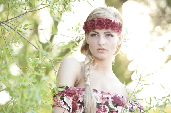 Blondin med en blomma kronan — Stockfoto