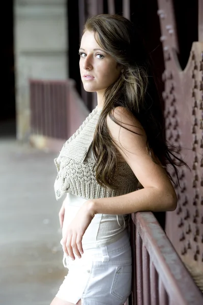 Ung brunett kvinnlig modell — Stockfoto