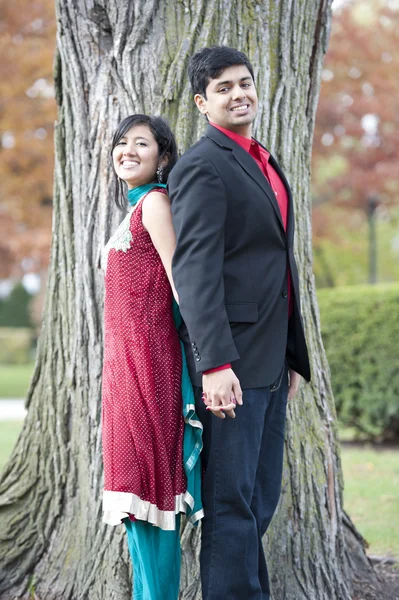 Jovem casal indiano feliz — Fotografia de Stock