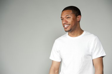 Son moda mutlu ve eğlenceli siyah erkek beyaz bir bluz giyiyor