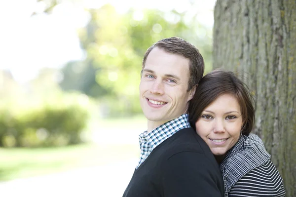 Feliz pareja joven —  Fotos de Stock