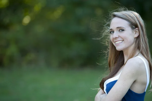 Joyeux jeune fille en plein air — Photo