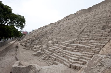 Piramidi Huaca Pucllana