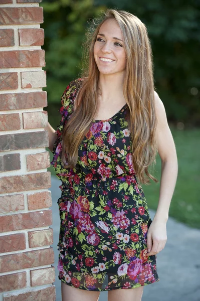 Šťastná mladá brunetka — Stock fotografie