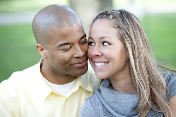 Jovem casal interracial — Fotografia de Stock