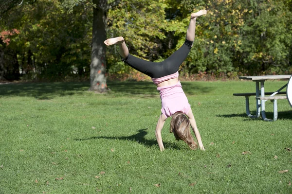 Femme gymnaste à l'extérieur — Photo