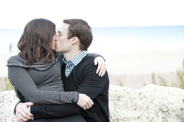 Jovem casal beijando — Fotografia de Stock