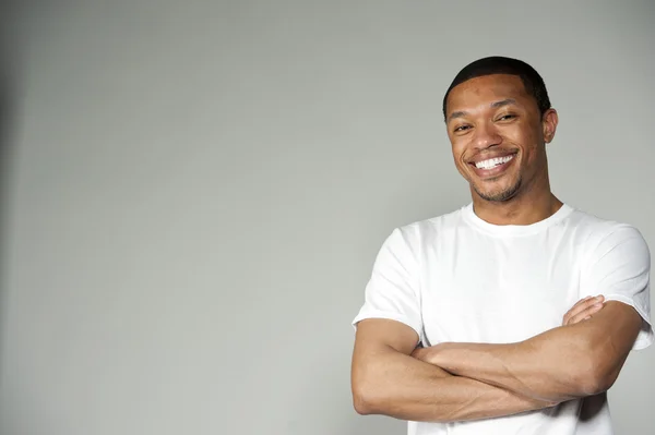 Trendi boldog és vidám fekete férfi visel fehér tetején — Stock Fotó