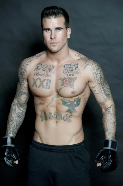 Çekici beyaz erkek vücut Builder Posing