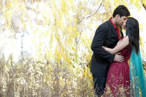 Jeune couple indien baisers — Photo