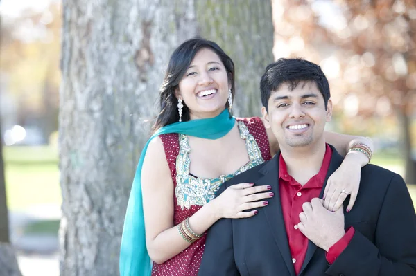 Nuori onnellinen intialainen pari — kuvapankkivalokuva