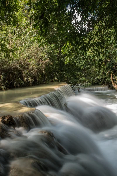 Cascada forestal en Laos — Foto de Stock