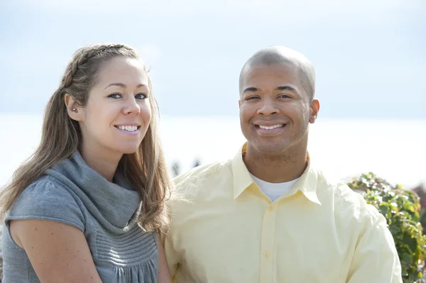 Feliz jovem casal interracial — Fotografia de Stock