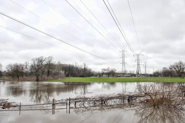 Powerlines Span inundación — Foto de Stock