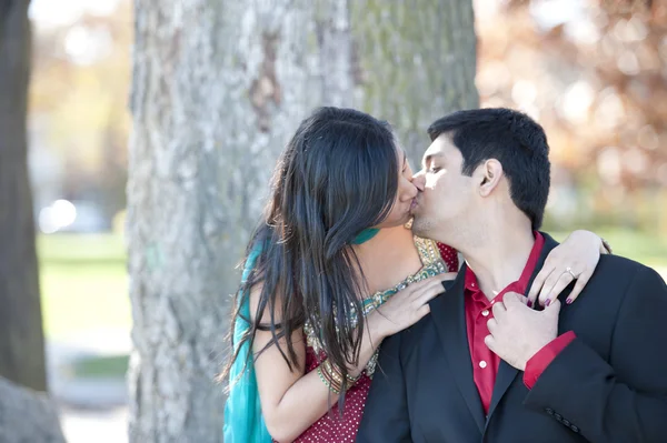 Joven pareja india feliz — Foto de Stock