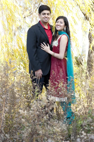 Νέοι ευτυχισμένο ζευγάρι ινδική — Φωτογραφία Αρχείου