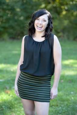 mutlu genç kız açık havada