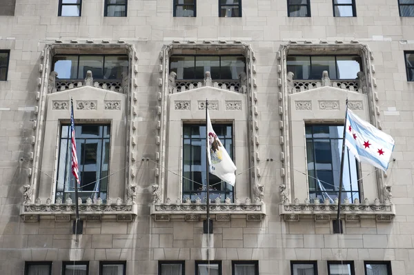 Chicago vlajky na budově — Stock fotografie