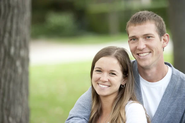 Pareja feliz joven — Foto de Stock