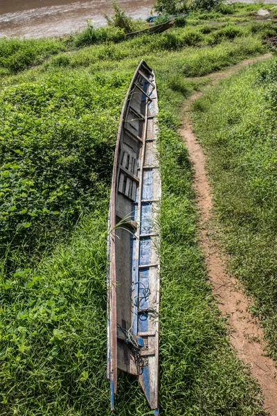 Abandoned Boat on River Banks — Stock Photo, Image