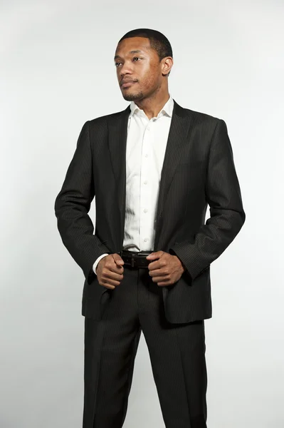 Csípő és a divatos hivatalos fekete férfi — Stock Fotó