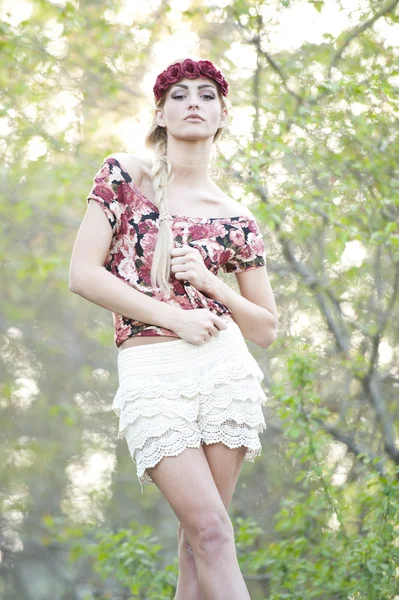 Superbe blonde en couronne de fleurs rouges — Photo