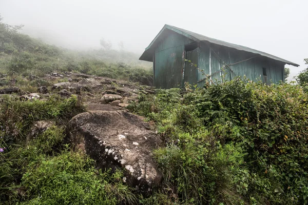 Opuštěná chata na kopci — Stock fotografie