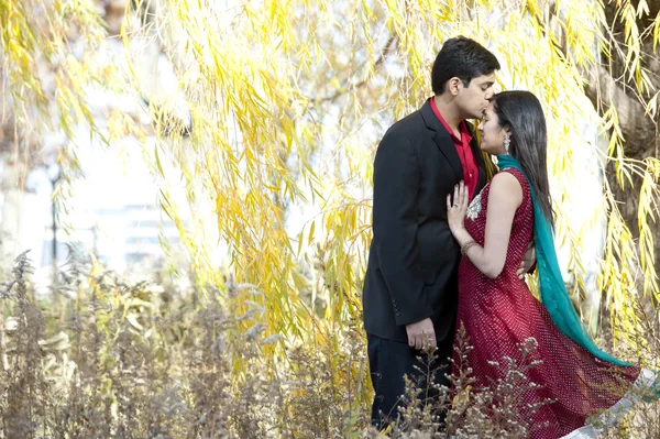 Індійський чоловік цілуватися лоб нареченої — стокове фото