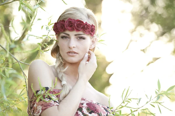 Blondin med en blomma kronan — Stockfoto