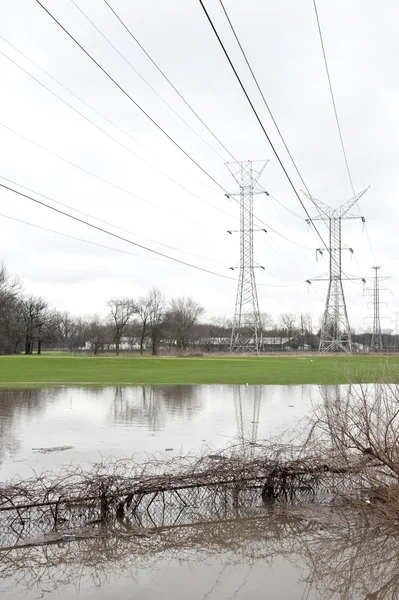 Powerlines Span inundación — Foto de Stock