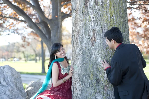 年轻快乐的印度夫妇 — 图库照片