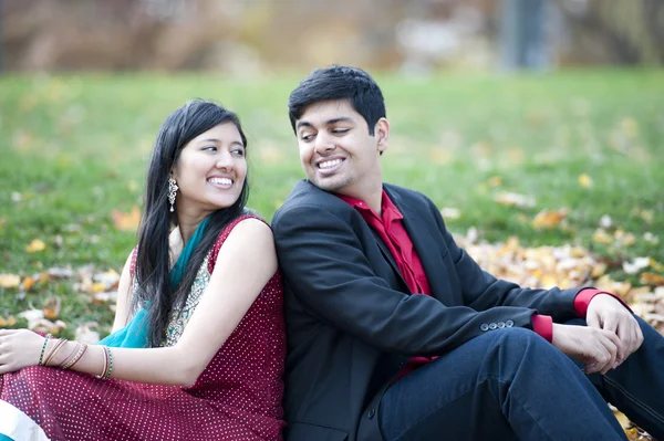 Mladý pár šťastný indické — Stock fotografie