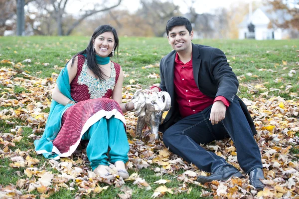Młoda szczęśliwa para indyjskich — Zdjęcie stockowe